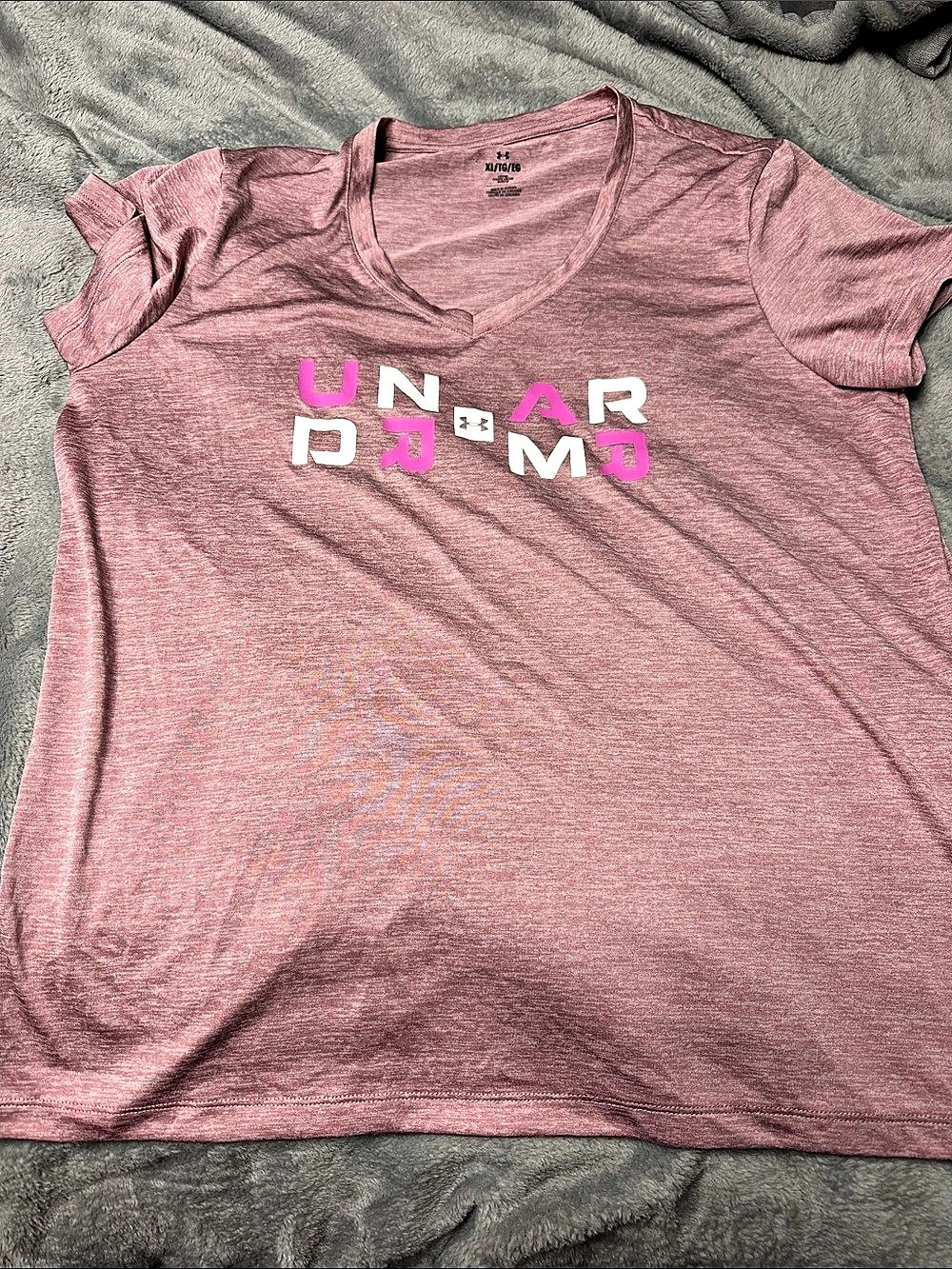Under Armour Short Sleeve Graphic Tee in Pink Size XL